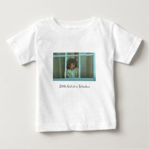 Camiseta Doce menina em uma janela