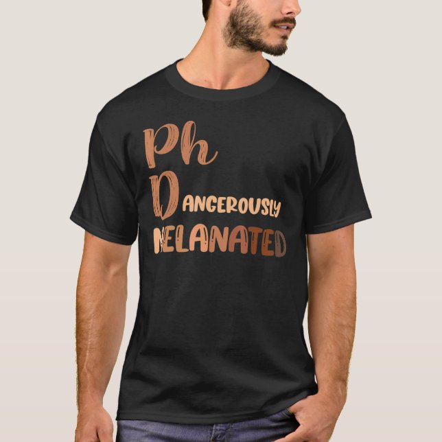 Camiseta Doctora Melanizada Perigosamente com Graduação em  (Frente)