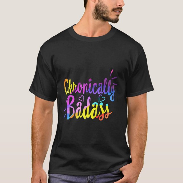 Camiseta Doença Crônica Crônica Cronicamente Crônica (Frente)