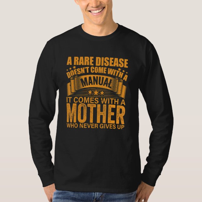 Camiseta Doença Rara Vem Com Mães Manuais (Frente)
