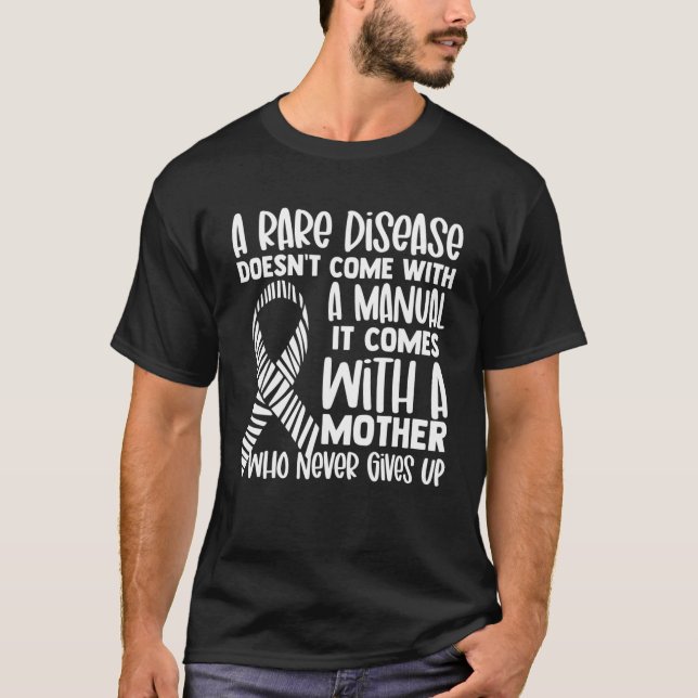 Camiseta Doenças Raras Sensibilização Zebra Fita Mãe Nunca (Frente)