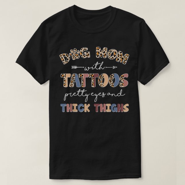 Camiseta Dog Mom With Tattoos Pretty Eyes Thick Thighs Moth (Frente do Design)
