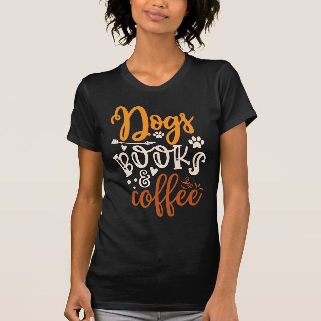 Camiseta Dogs Books Coffee Women’s Shirt – Cozy Bookish Dog (Frente)