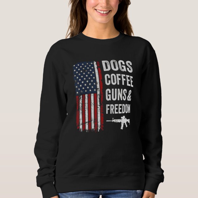 Camiseta Dogs Coffee Guns & Freedom  Usa Flag Pro Guns  Gun (Frente)