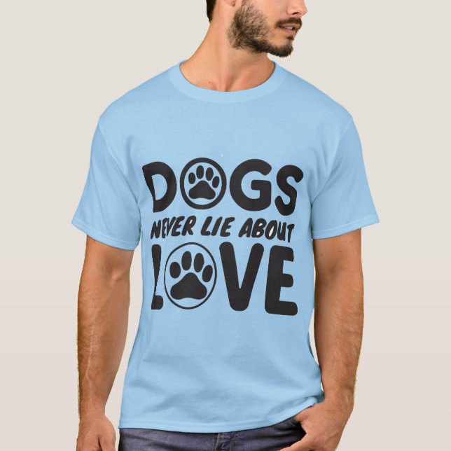 Camiseta Dogs Never Lie About Love 🐶❤️ (Frente)
