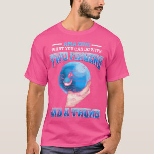Camiseta Dois Dedos E Uma Boliche Engraçada