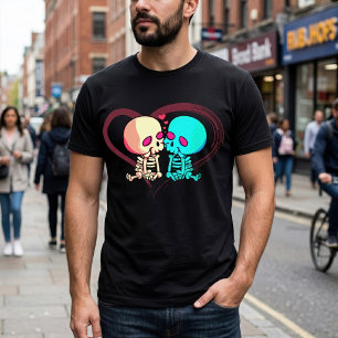 Camiseta Dois esqueletos românticos se beijam com coração r