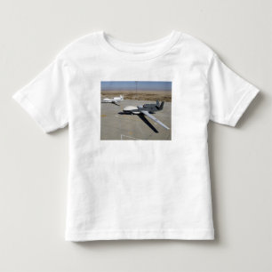 Camiseta Dois falcões globais estacionados em uma rampa