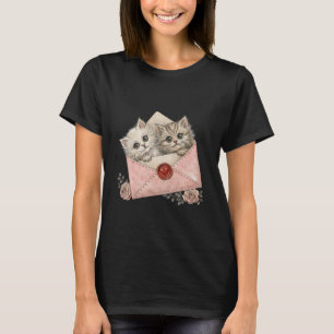 Camiseta dois gatinhos fofos espiando de um envelope rosa