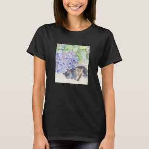 Camiseta Dois Gatos Dormindo ao Lado de um Corte Japonês de