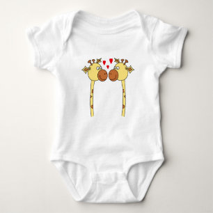 Camiseta Dois girafas com corações vermelhos do amor.