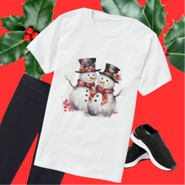 Camiseta Dois Neve em Chapéus Superiores e Escarpas Vermelh (Two cute snowmen for the winter holidays and Christmas season. Super cute! )