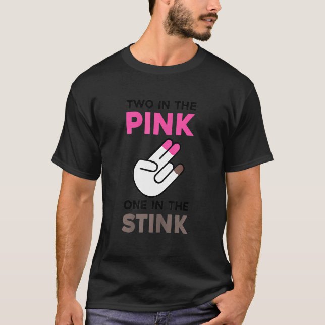Camiseta Dois no Rosa Um no Fedor Choque Meme (Frente)
