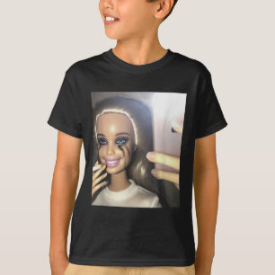 Camiseta Doll Humor Escura Fumando Selfie Parody