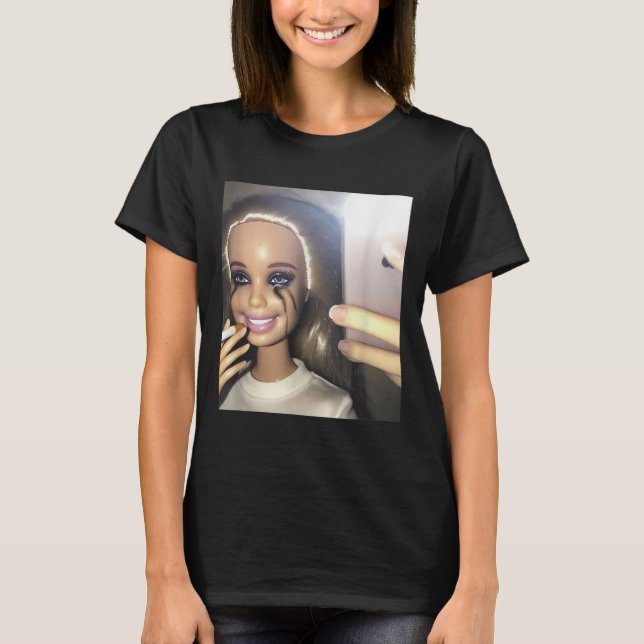 Camiseta Doll Humor Escura Fumando Selfie Parody (Frente)