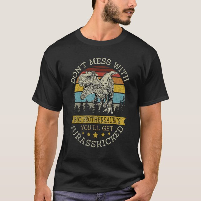 Camiseta Don Mess Com Tia Dinossauros Grande Irmandade (Frente)