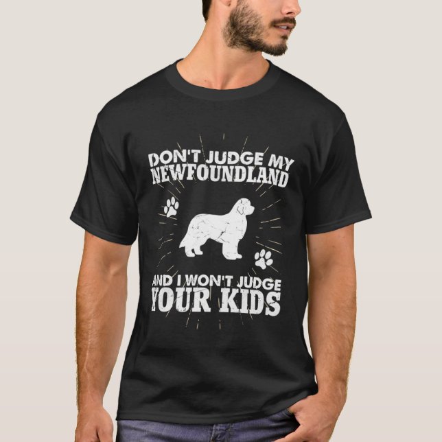 Camiseta Don t Judge My Newfoundland Won t Judge Your Kids  (Frente)