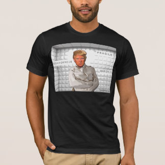 Camiseta Donald Trump em um anti-trunfo da pintura do