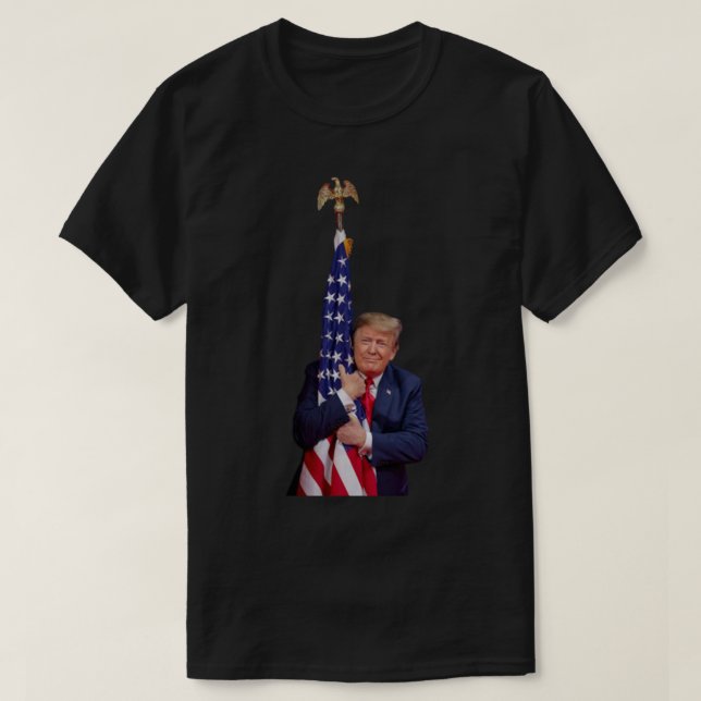 Camiseta Donald Trump Hugging American Flag Sticker.png (Frente do Design)