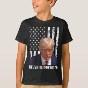 Camiseta Donald Trump Mug Shot - Nunca rendam F Americano