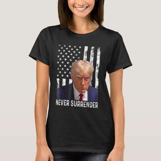 Camiseta Donald Trump Mug Shot - Nunca rendam-se (Frente)
