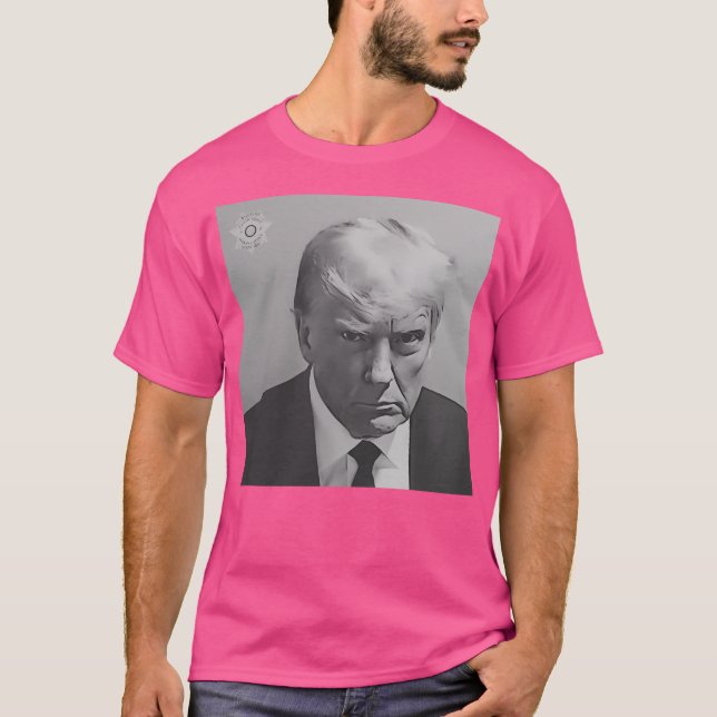 Camiseta Donald Trump Mugshot - Branco Preto (Frente)