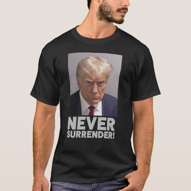 Camiseta Donald Trump Mugshot - Never Surrender! (Frente)