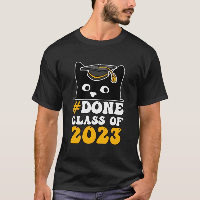 Camiseta Done Class Of 2023 L Black Cat Senior Graduation Q (Frente)