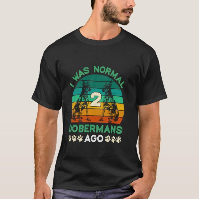 Camiseta Dono de Doberman ERA NORMAL 2 DOBERMAN ATrás Engra (Frente)
