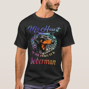 Camiseta Dono de Doberman Meu Coração É Segurado pelas Pati