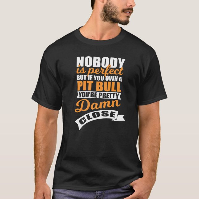 Camiseta Dono de Pit Bull Perfeito e Engraçado (Frente)