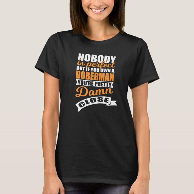 Camiseta Dono Perfeito de Doberman (Frente)