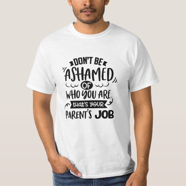 Camiseta Dont Be Ashamed of Who You Are Thats a Parents Job (Frente)