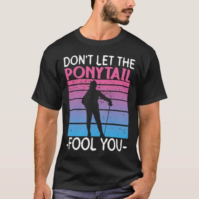 Camiseta Don't Let The Ponytail Fool You - Fencing Fencer (Frente)