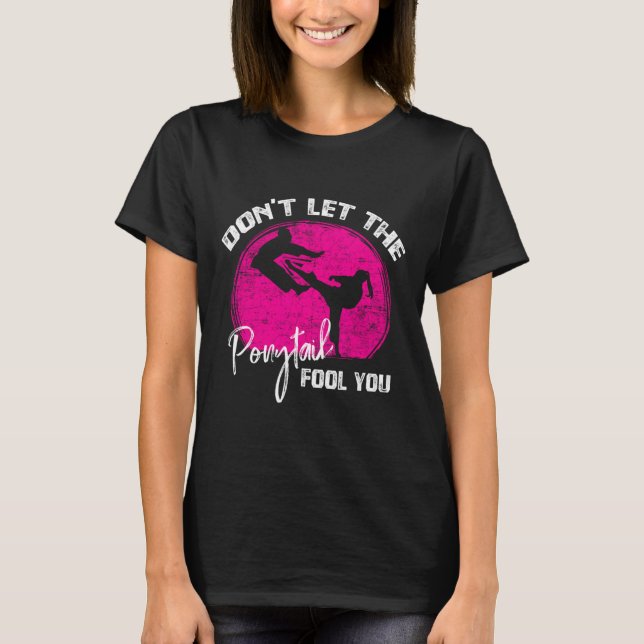 Camiseta Dont Let The Ponytail Fool You Funny Karate Gift  (Frente)
