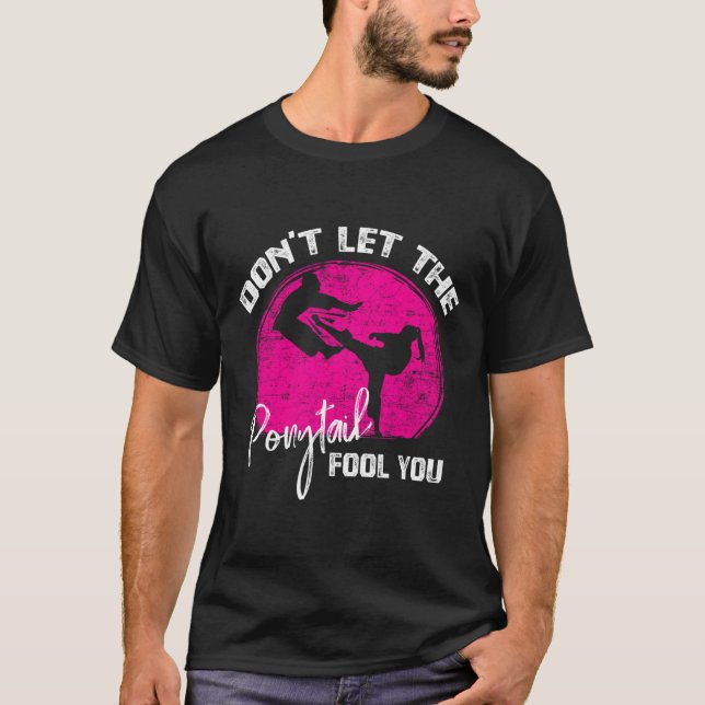 Camiseta Dont Let The Ponytail Fool You Funny Karate Gift  (Frente)