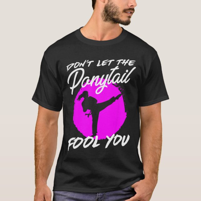 Camiseta Dont Let The Ponytail Fool You I Funny Karate  (Frente)