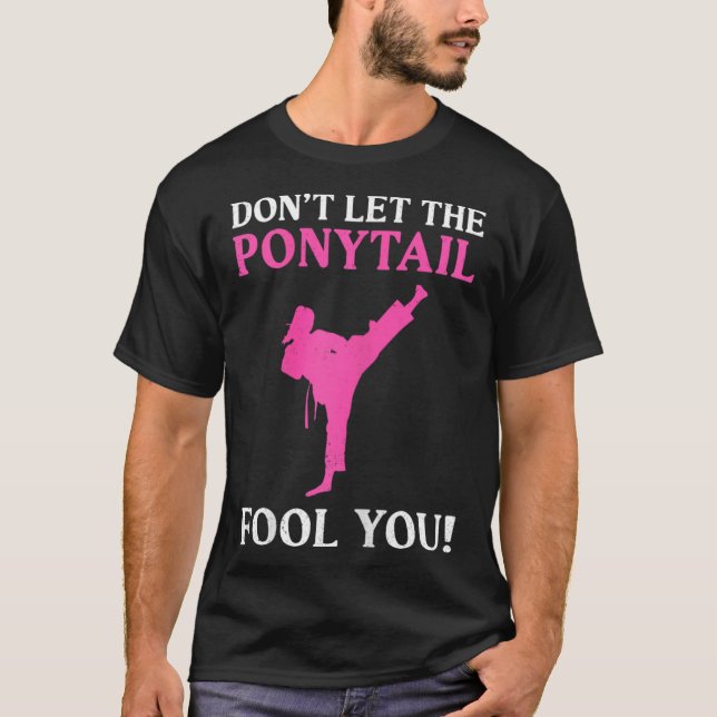Camiseta Don't Let The Ponytail Fool You Karate Fighter Mar (Frente)