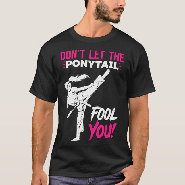 Camiseta Don't Let The Ponytail Fool You Karate Funny Karat (Frente)