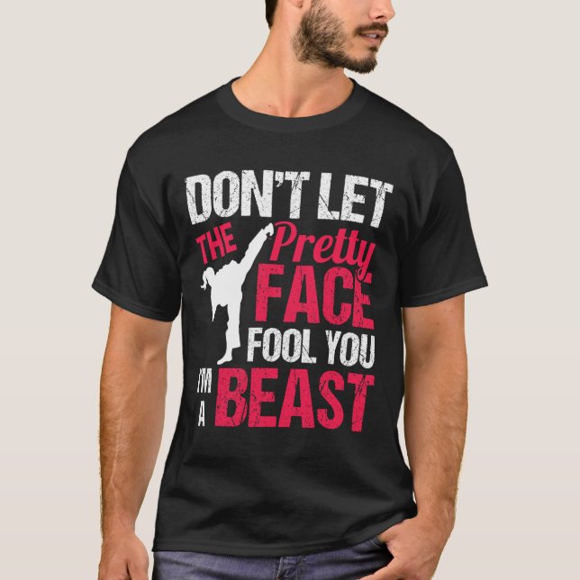 Camiseta Dont Let The Pretty Face Fool You Im Beast Karate  (Frente)