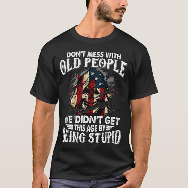 Camiseta Don't Mess With Old People We Didn't Get This Age  (Frente)