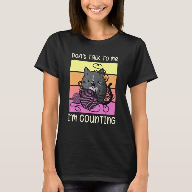 Camiseta Don't Talk to Me I'm Counting - Crafts Crochet Kni (Frente)