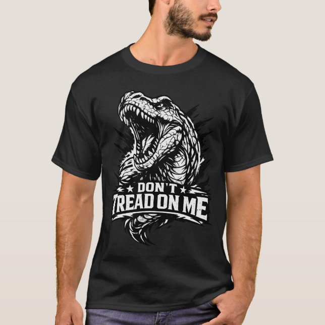 Camiseta Don't Tread On Me- TRex Bold Tyrannosaurus  (Frente)