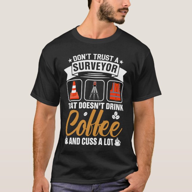 Camiseta Dont Trust A Surveyor That Doesnt Drink Coffe And  (Frente)