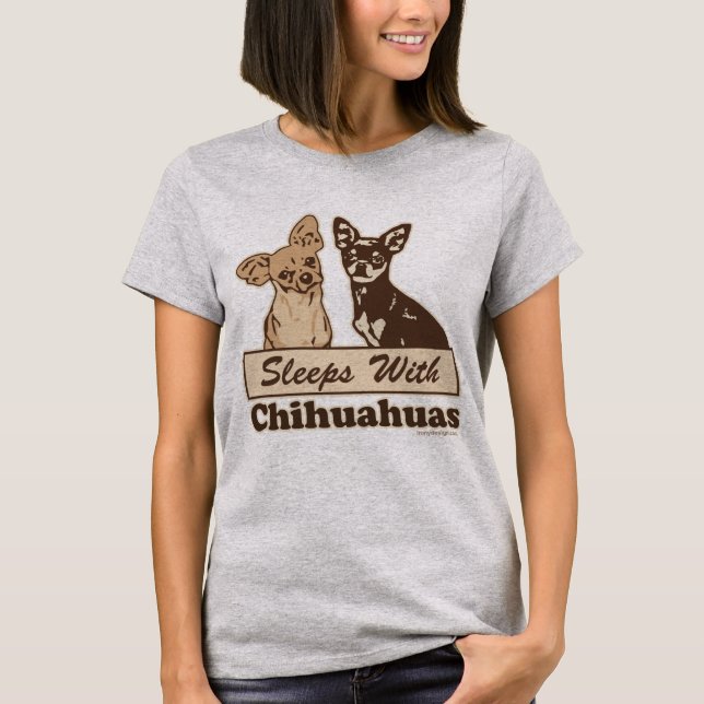 Camiseta Dorme Com Chihuahuas Dizendo (Frente)
