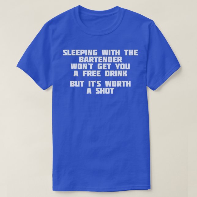 Camiseta Dormir Com O Barman Vale Um Bar De Atirada (Frente do Design)