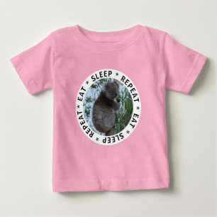 Camiseta Dormir Repita Engraçada Koala em uma árvore