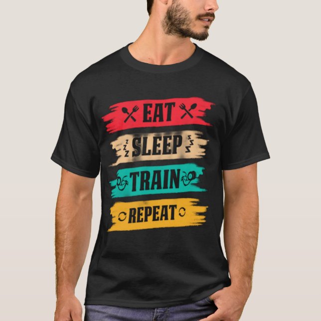 Camiseta Dormir. Treinar. Repetir. – O Esforço Máximo de Tr (Frente)