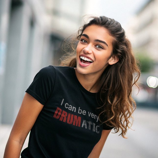 Camiseta Dotação Engraçada Drumática com Texto Vermelho e B (Criador carregado)