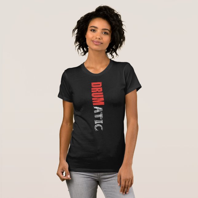 Camiseta Dotação Engraçada Drumática com Texto Vermelho e B (Frente Completa)